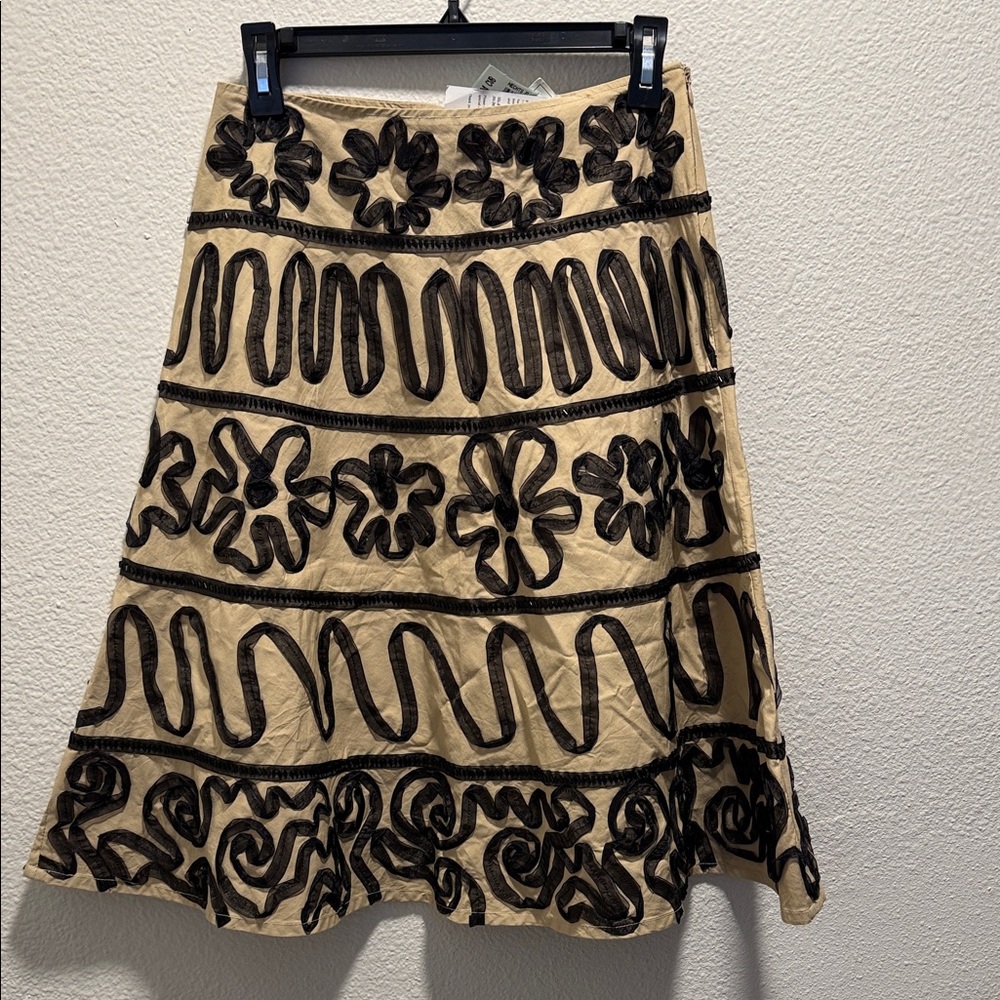 Chic Black and Cream Floral A-Line Skirt